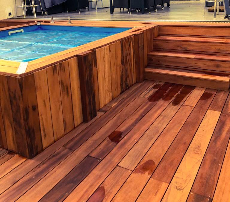 Habillage d’une piscine en bois