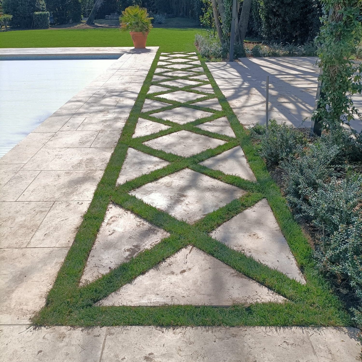 Pose de travertin pour aménagement de jardin à Montpellier